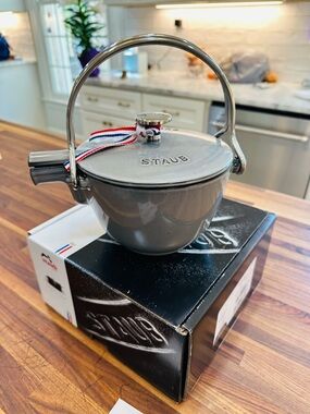 NEW - Staub Enameled Cast Iron Round Tea Kettle - Gray - 1 quart